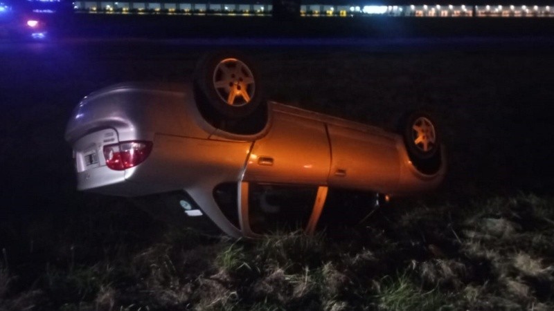 Así quedó el auto volcado en la autopista a Córdoba.
