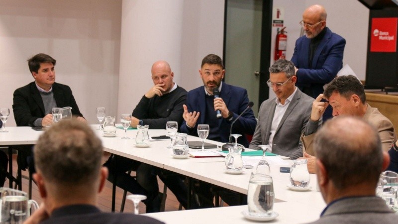 La firma del acta acuerdo contó con la presencia del ministro Enrique Estévez; el intendente de Rosario, Pablo Javkin y el secretario provincial de Vinculación Regional, Roberto Vergé, entre otros funcionarios.