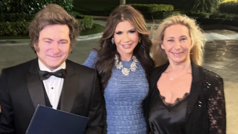 Javier Milei y su hermana Karina estuvieron con Kristi Noem durante el viaje que hicieron a Mar-a-Lago.