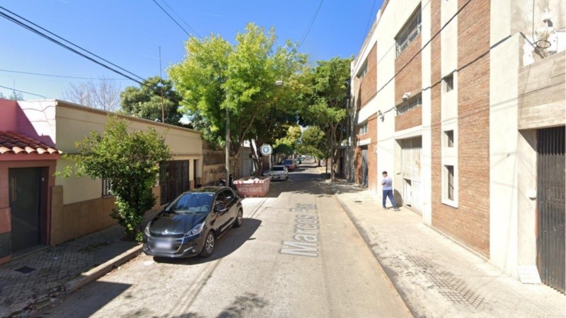 Una imagen de la cuadra de Marcos Paz al 4800, entre Carriego y Sucre.