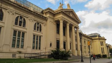 Reclamo de médicos egresados en Rosario por la decisión sobre los exámenes de residencias.