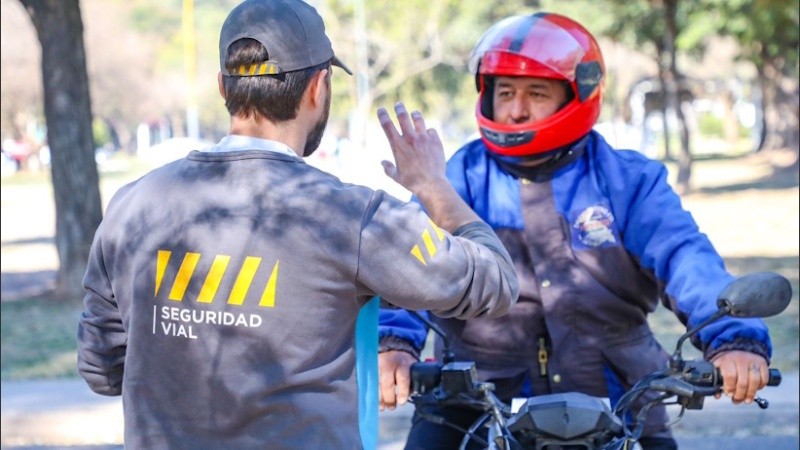 Conducir una moto parece sencillo, pero demanda concentración, técnica y apego a las normas.