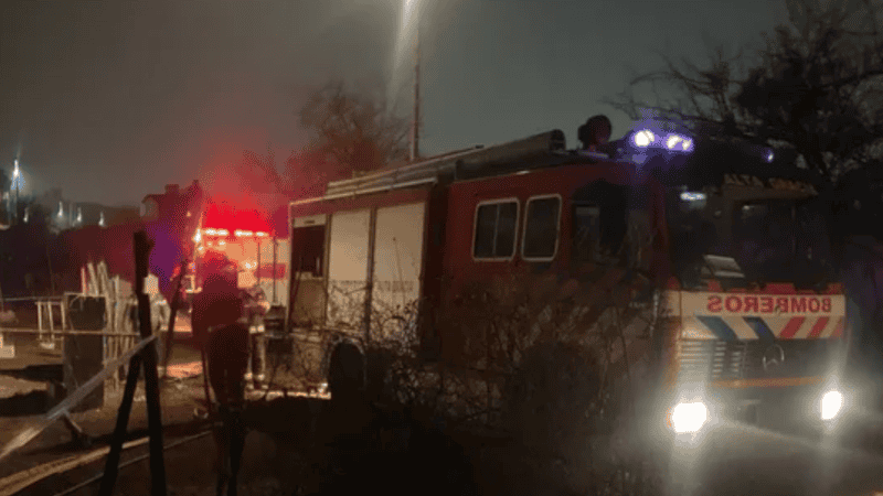 Una vivienda se incendió por razones que restan establecer y murieron dos niñas y su madre resultó herida.