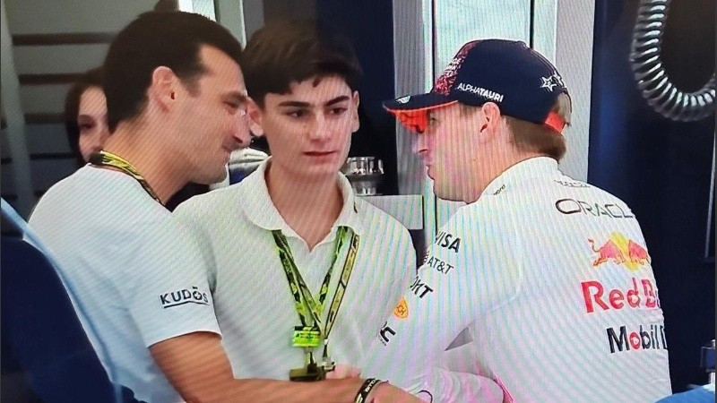 Una captura del encuentro entre Scaloni y Verstappen en el paddock de la Fórmula 1, este sábado en Bélgica.