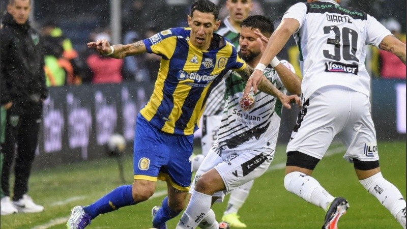 Di María en acción bajo la intensa lluvia del sábado en Rosario.