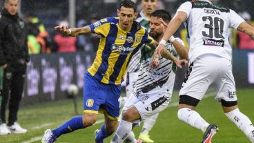 Di María en acción bajo la intensa lluvia del sábado en Rosario.