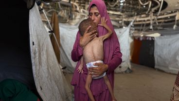 El hambre se volvió una táctica de guerra. El ministro de Economía israelí dijo que “puede ser justo y moral matar de hambre y sed” a los 2 millones de habitantes de Gaza para forzar la liberación de rehenes.