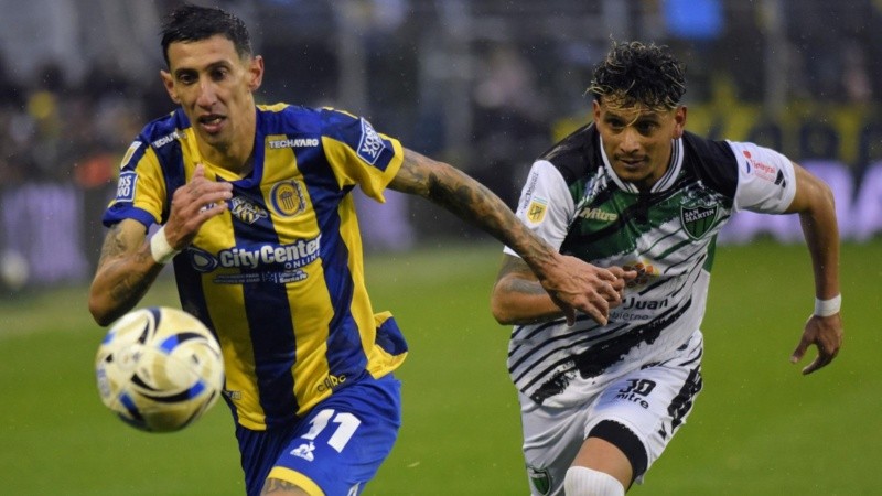 Di María en acción bajo la intensa lluvia del sábado en Rosario.