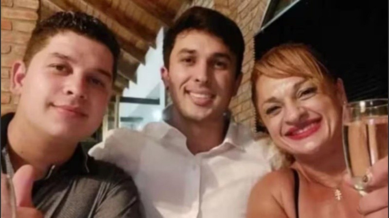 Alejandro y Alexis con su madre.