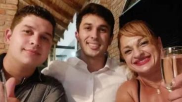 Alejandro y Alexis con su madre.