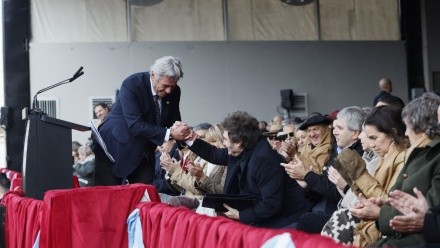 Pino, presidente de la Sociedad Rural, saluda a Milei tras el anuncio de las bajas de retenciones.