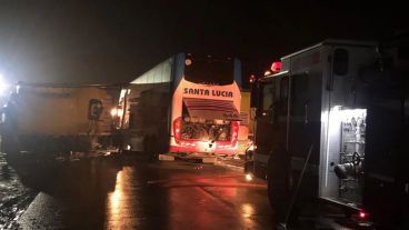 El micro y el camión chocaron en la ruta 11.