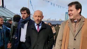 Ignacio Mantarás (a la derecha) recorre la Rural de Palermo con el ministro Gustavo Puccini