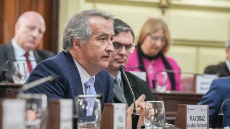 Mayoraz, vos cantante de los libertarios, y Meyer, el intendente de Las Rosas que no cree en la autonomía municipal.