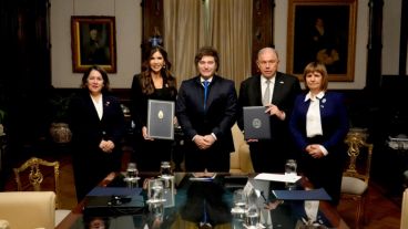 Kristi Noem, a la izquierda de Javier Milei.