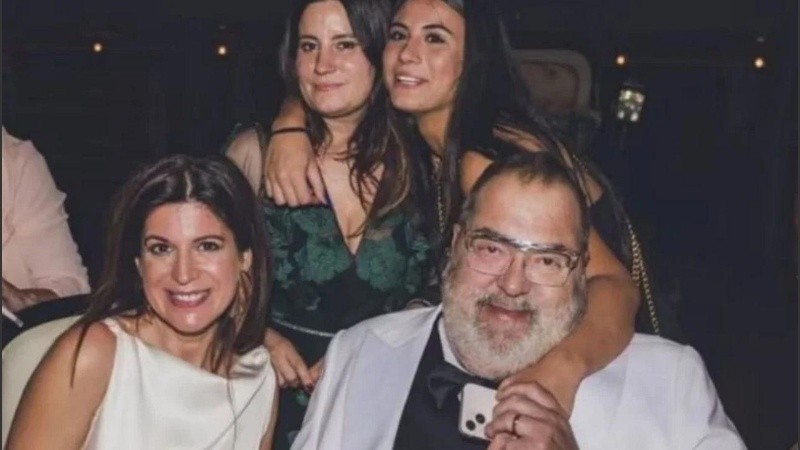 Jorge Lanata fue homenajeado y sus hijas, Bárbara y Lola, fueron las encargadas de subir al escenario.