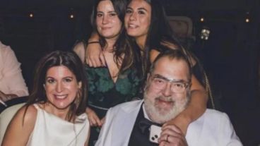 Jorge Lanata fue homenajeado y sus hijas, Bárbara y Lola, fueron las encargadas de subir al escenario.