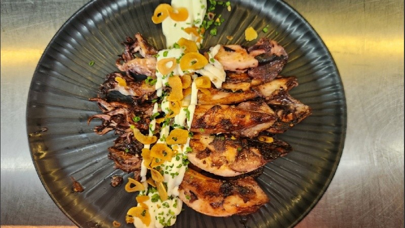 Los chipirones con papa panadera y mojo canario, uno de los platos fuertes.