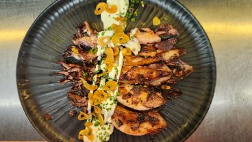 Los chipirones con papa panadera y mojo canario, uno de los platos fuertes.