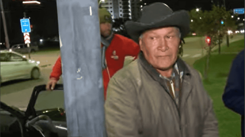 El padre del joven pescador que resbaló y cayó al río se tiró a rescatarlo infructuosamente.