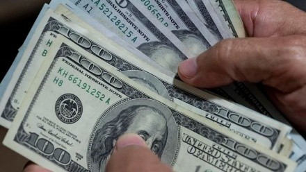 El dólar mayorista llegó a los $1.300 y crece la presión en el mercado de futuros A3.