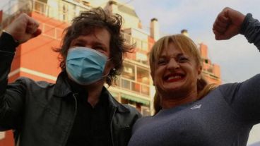 El presidente Javier Milei junto a Alejandra Locomotora Oliveras durante un acto de campaña.