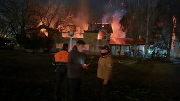 Según se pudo ver en las imágenes compartidas en redes sociales, una densa columna de humo y fuego copó todo el barrio.