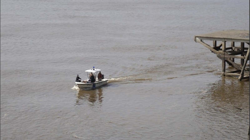 Prefectura continúa rastrillando la zona tras la caída del muchacho al río.