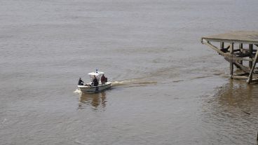 Prefectura continúa rastrillando la zona tras la caída del muchacho al río.