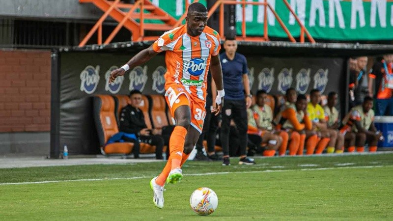 Luis Ángel Díaz con la camiseta de Envigado de Colombia: Fabbiani lo quiere en la Lepra.