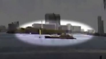 El momento de la embestida de la barcaza al velero.