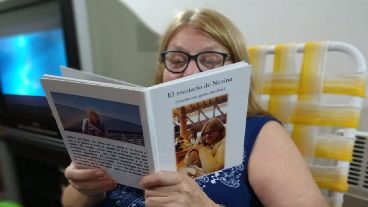 Delia junto al libro de sus recetas que hicieron sus nueras, que fue origen del Ebook con el que se recibió.