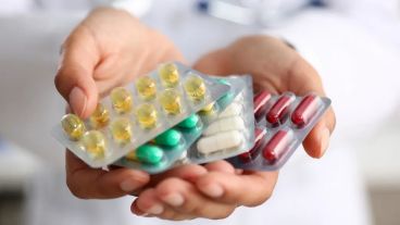 El uso indiscriminado de antibióticos favorece mutaciones en las bacterias que las vuelven más fuertes, haciendo que los tratamientos pierdan eficacia.