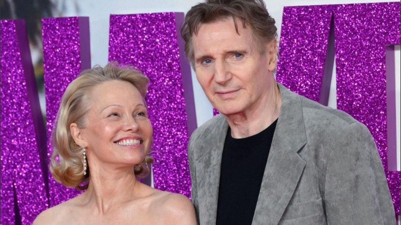 Pamela Anderson y Liam Neeson,