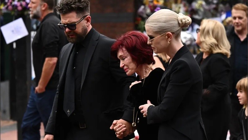 Sharon Osbourne con sus hijos Jack y Kelly.