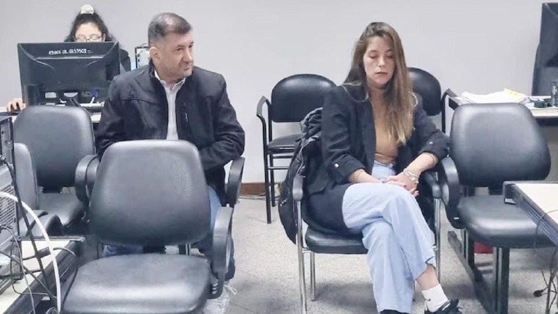 Kueider y su secretaria están con prisión domiciliaria en Asunción: ambos rechazaron la extradición voluntaria a la Argentina.