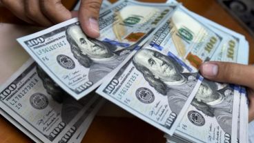 El gobierno mantiene la intervención para sostener el dólar estable.