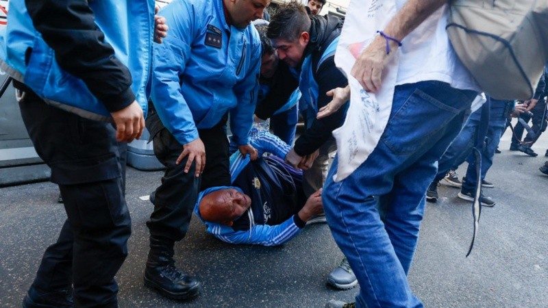 Jubilados se manifiestan en Buenos Aires.