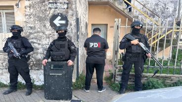 Dos hombres, de 31 y 51 años, fueron aprehendidos este miércoles en allanamientos que realizó la División de Homicidios de la Policía de Investigaciones.