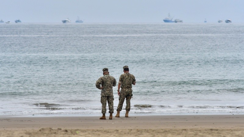 Integrantes de la Armada de Ecuador vigilan la playa El Murciélago este miércoles.