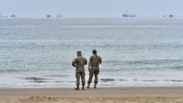 Integrantes de la Armada de Ecuador vigilan la playa El Murciélago este miércoles.