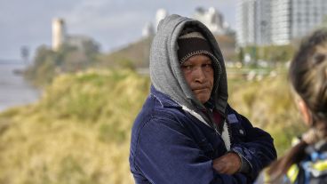 El papá de Adrián se va cada día a las 7 al parque Sunchales a esperar novedades hasta la noche.