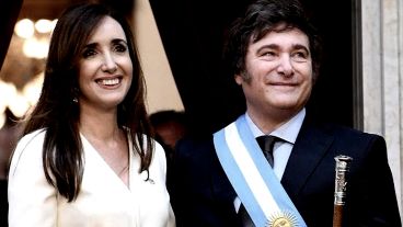 Otros tiempos: Milei y Villaruel sonrientes al asumir en la gobernación del Estado nacional.