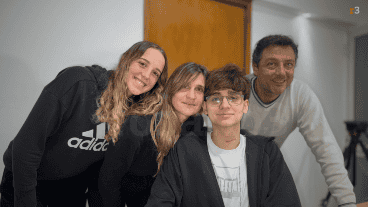 Matías Bottoni, junto a su mamá Valeria, su papá Luciano y su novia Martina.