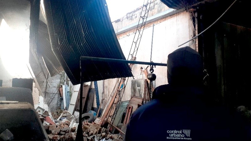 Malas condiciones de seguridad e higiene, enganchado de la luz y un sector del galpón se había desmoronado en uno de los espacios clausurados.