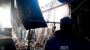 Malas condiciones de seguridad e higiene, enganchado de la luz y un sector del galpón se había desmoronado en uno de los espacios clausurados.