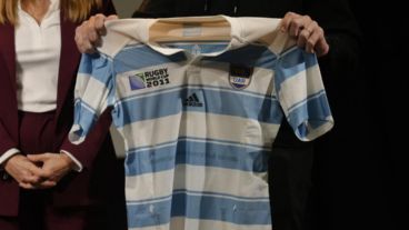 Imhoff y Senatore donan sus camisetas al Museo del Deporte.