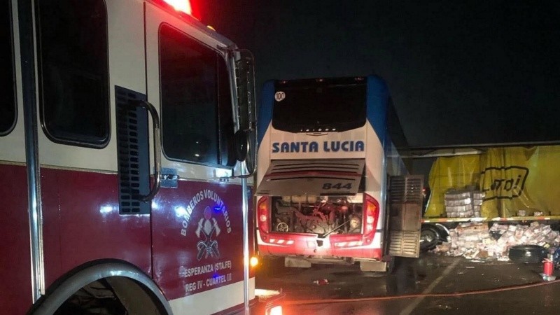 Fatal imprudencia en la Ruta 11: el camionero quedó detenido tras la muerte de tres personas.