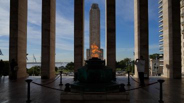 El cielo nublado y la llama votiva del Monumento a la Bandera.