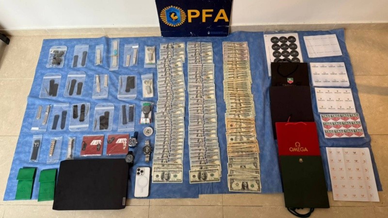 Entre lo incautado figuran pegatinas de marcas de lujo.